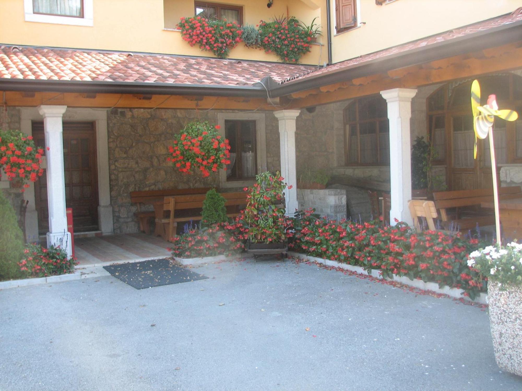 Guest House Pod Slavnikom Podgorje  Luaran gambar